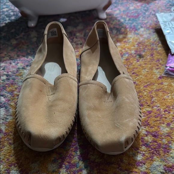 Toms Tan Flats with Soft Suede Material and Easy Slip-On Design - Picture 1 of 5